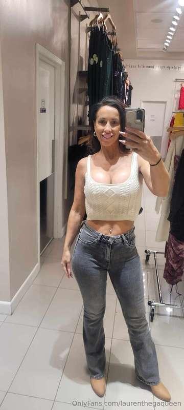 dressing room randoms from yesterday📷 😘