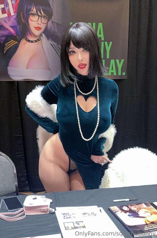 Always sneaking some panties shot even if it's during a conv..