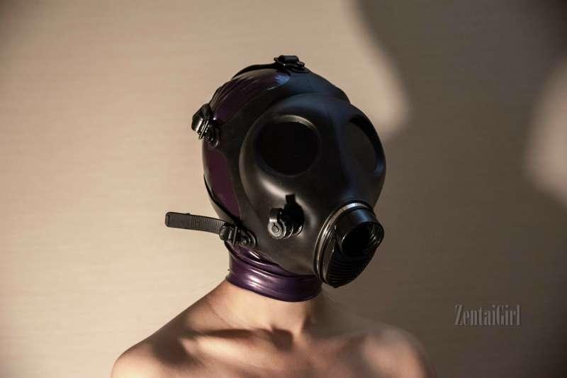 Loving the gasmask + latex hood look ;)