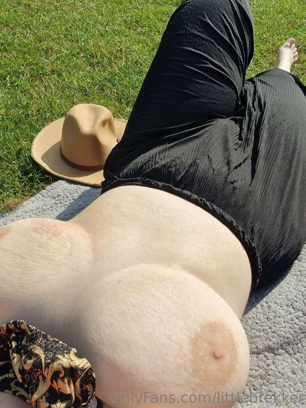 Topless sunbathing today 🔥😎☀️