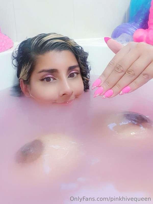 Uterus hurt. Put nails on. Make Yazz feel pretty. 💖💖💖