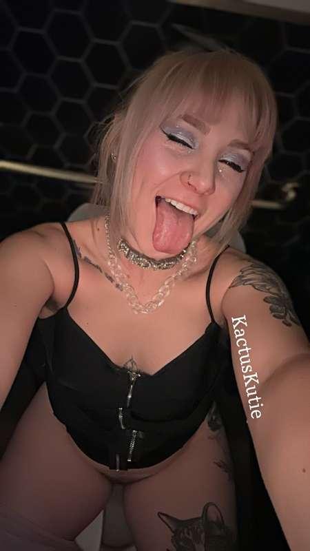 why don’t you unzip this dress + drink my piss while i pee in the public restroom at the bar 🥵🚽
 then, lick me up until i cum 💦✨
okay? 🥹 you promise? 

#pee #girlpee #piss #pissing #tongue #blonde #toilet #hairybush