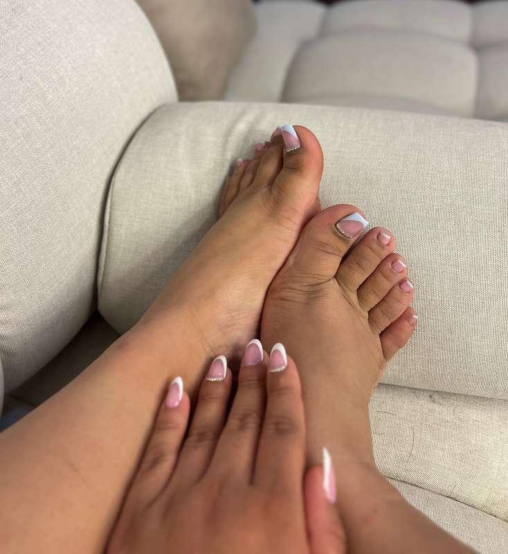 all the feet lovers wya?🥵
