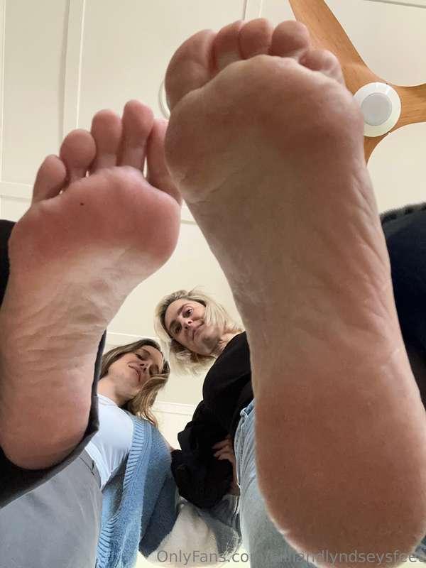 Peek a boo 👀 🦶🏻🦶🏻