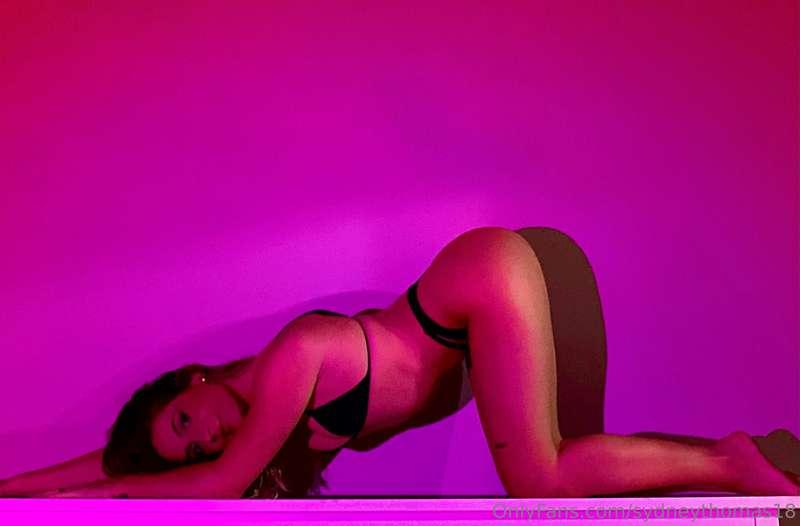 1 hour until I’m live 🍑😈