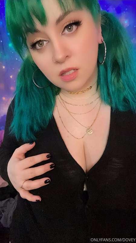 Swipe through to watch me unbutton this sweater 😋

and check..