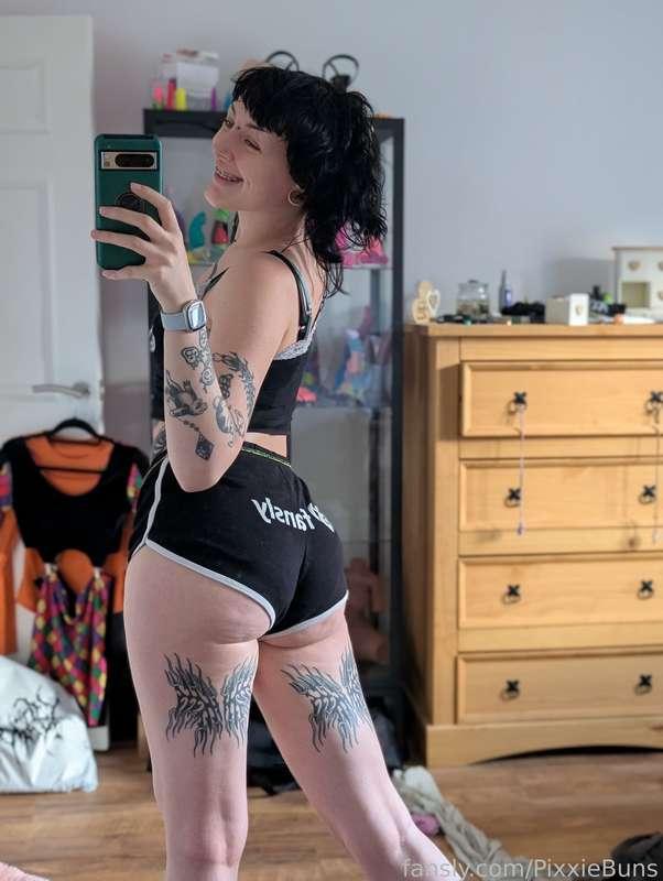 my ass is just getting so fat 😵‍💫 gonna need someone to test out how much fatter it is, with their face 🤭

#thick #thicc #curvy #alt #alternative #ass #smallwaist #thighs #tattoos #skinny