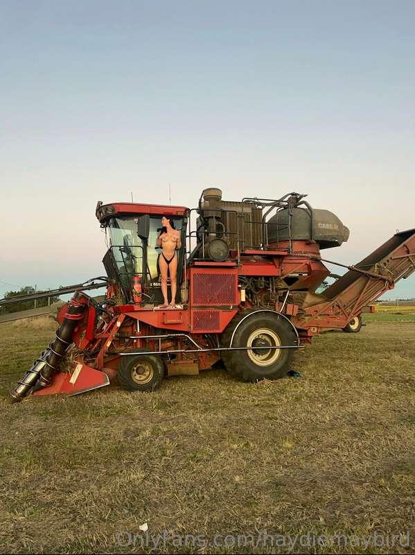 wish the farmer would just fuck me 🍆💦