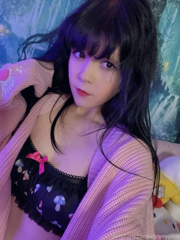 Took nudes outside with this outfit today :3