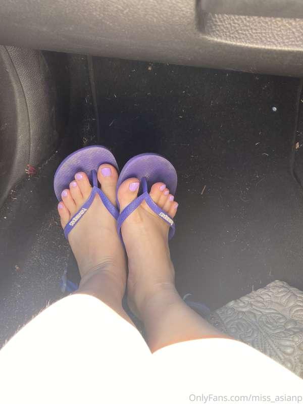 I’m loving my fresh pedicure 🦶 don’t you wish you can be nea..