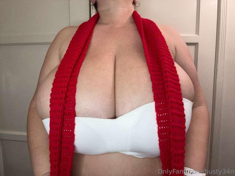 Do you like the red scarf?🧣 