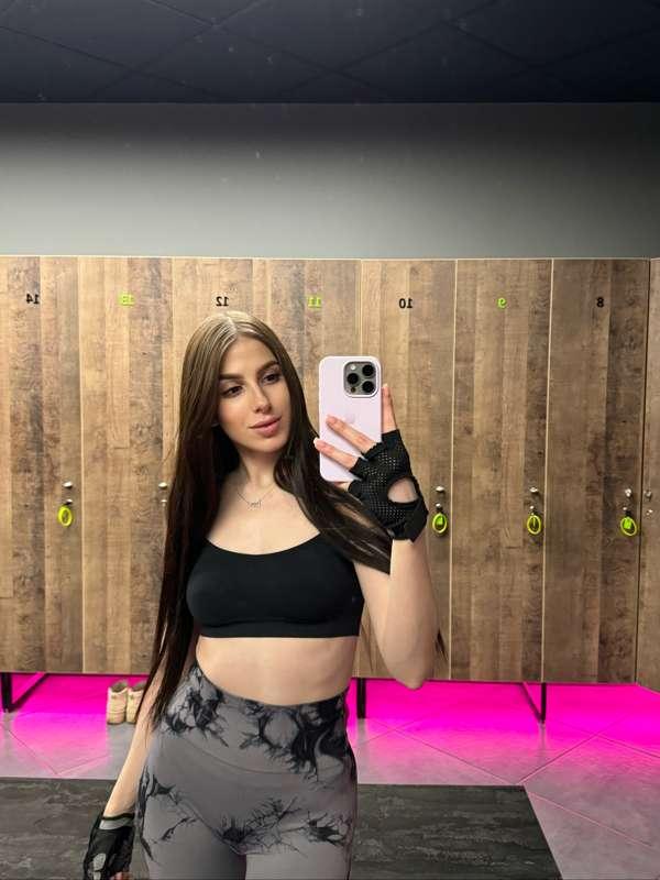 Comfortable sports tights are not only stylish but also prac..