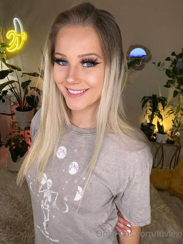 I’m live for a bit come finish up the weekend together 💛 lex..