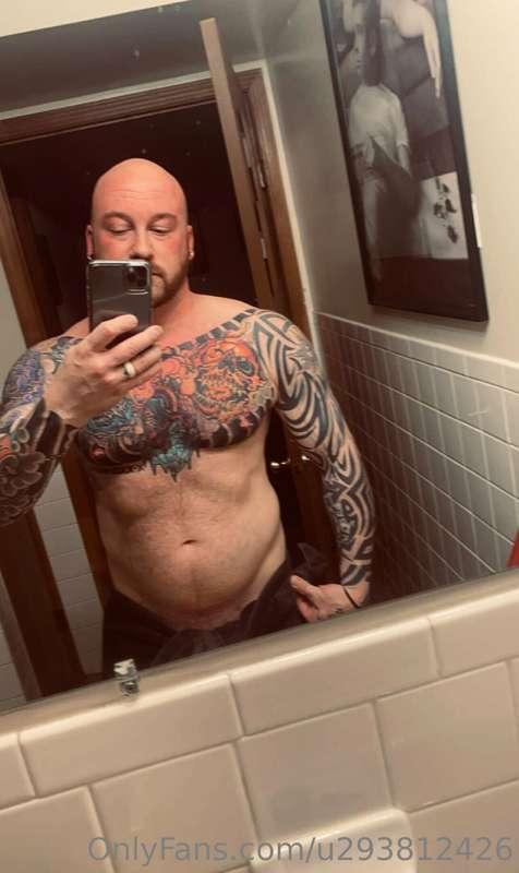 For a tip you’ll see what’s under the towel 😉🍆