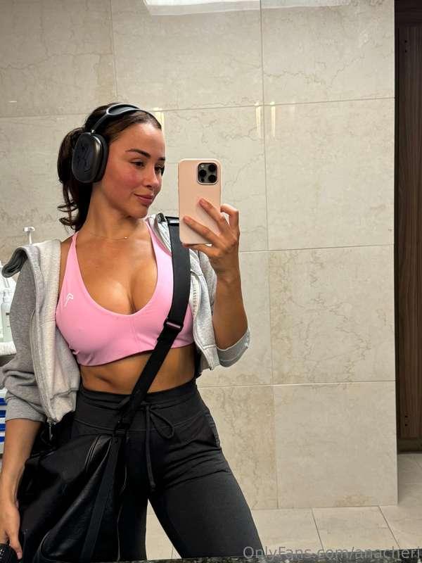 If you're looking for the GAINS underneath these sweats... o..