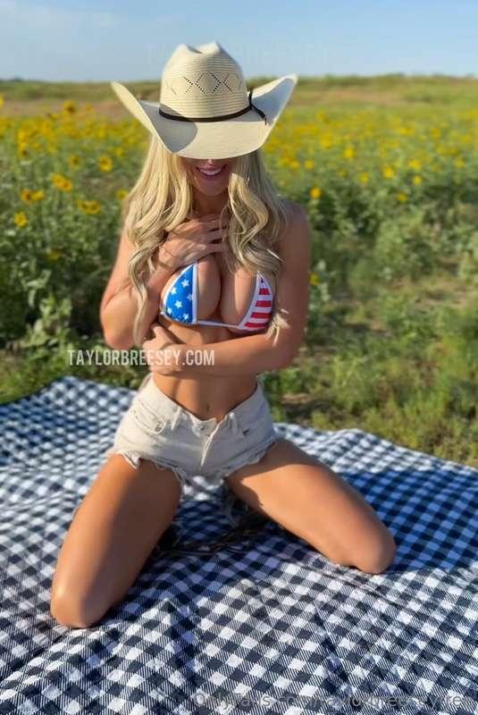🔥 SEX TAPE IN THE FIELD 🔥 I was feeling really patriotic for..