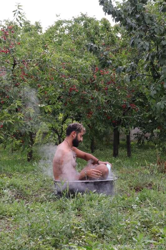 Ağaçların arasında, gökyüzünün altında çırılçıplak arınmak.