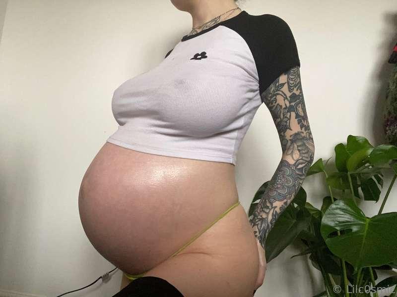 Still mad trying on clothes that fit me pre-pregnancy 😂 I’m ..
