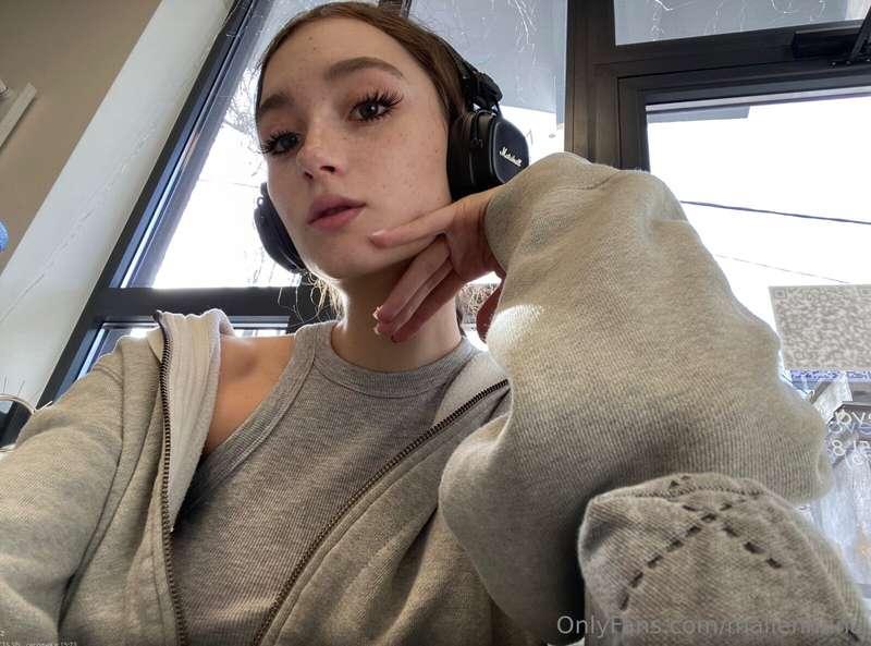 ## 🔥🔥🔥 GAMER GIRL🔥🔥🔥

Her @sara_do tight huge ass needs your..