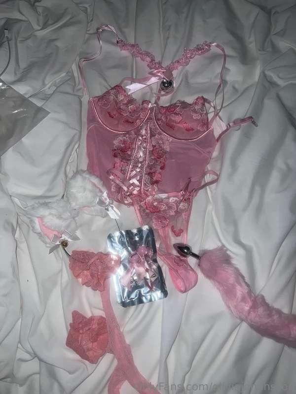 Yes, the tail is in. And yes, there’s a video in this hot li..