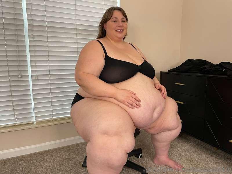 I had such a blast trying on all these dresses, it was fun r..