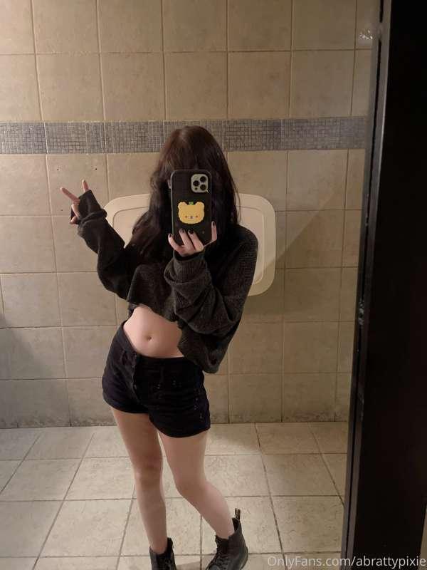 I took nudes in this mirror when I went out to dinner! Get t..