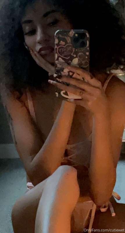 me taking mirror pics in pink lingirie 💓