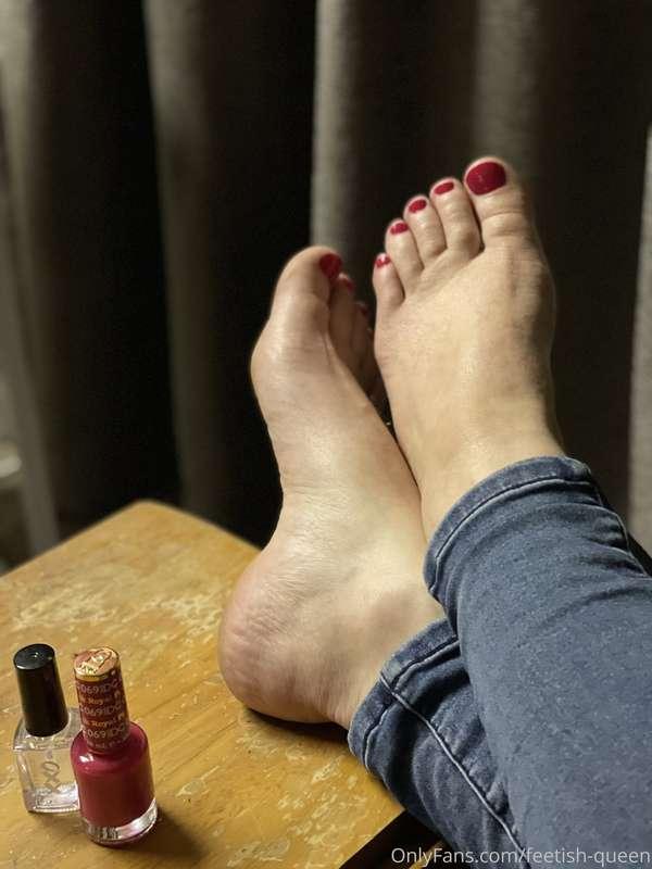 A nice dark pink 👣❤️ Message me your custom requests!
