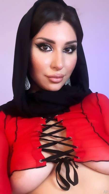 U gonna fall in love with this eyes ❤️
#muslim #arab #hijab #eyes #lips #araba #boobs #tits #naturalboobs #goddess 
@DSBHB 