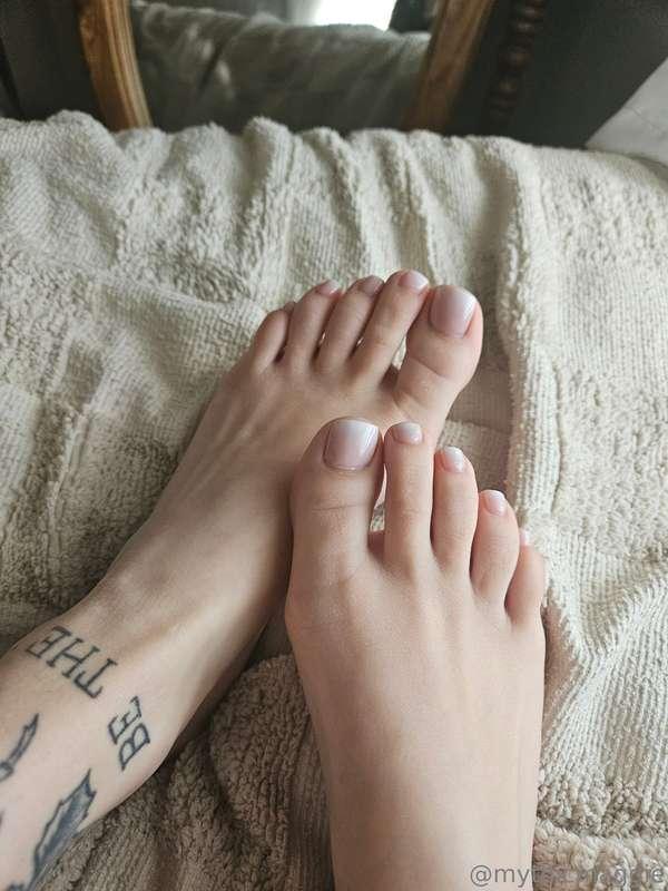 If you're up late right now, I hope it's cause my feet are k..