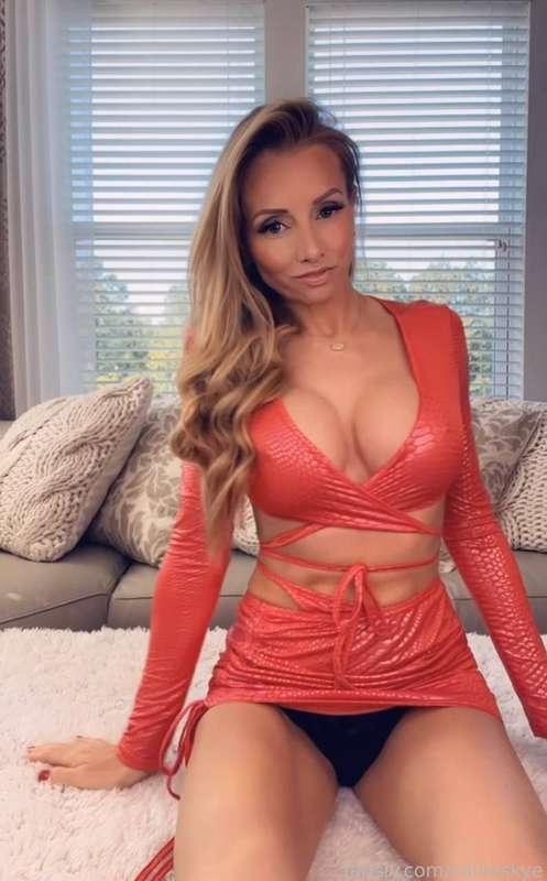 🎥: 👩🏼‍🏫🍎 Teacher JOI 👩🏼‍🏫🍎

Watch Teacher Callie play with her tight, MILFY body while telling you what to do with your throbbing cock. 📚

Video in your DMs now! 💌