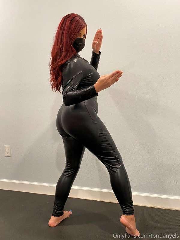 These powerful feet want to smash your face in!!!!!!!