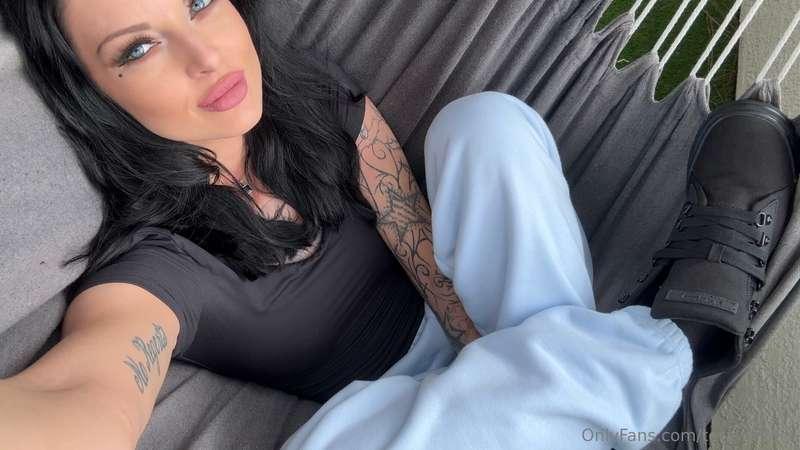 😗