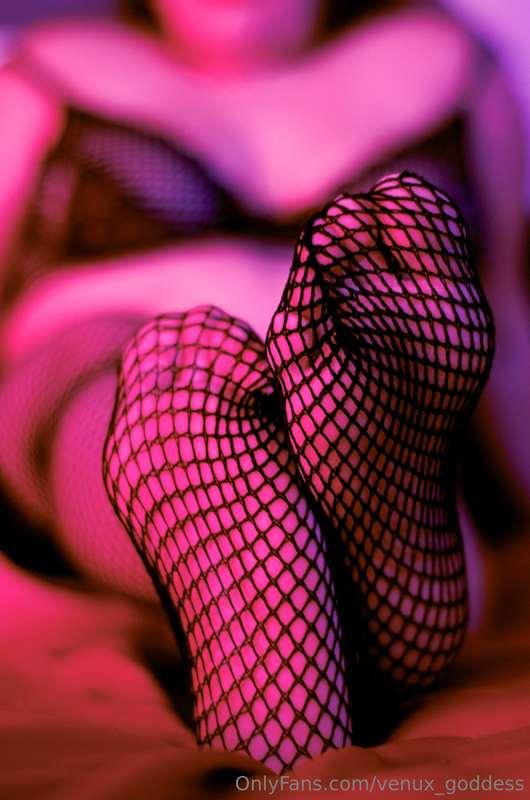 come worship my incredible feet.