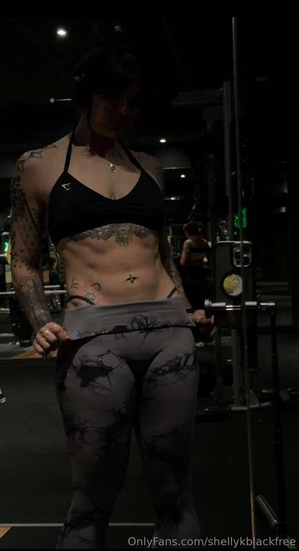 love to see more of those abs lines a bit more every days 😮‍..