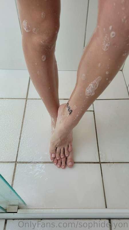 Leaving my little feet smelling... Let's go right foot to se..