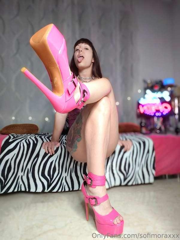 wanna worship some heels/feet in a vcall?