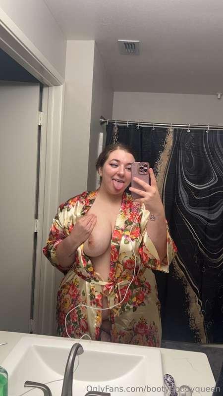 Do you enjoy seeing my curvy body? 😏