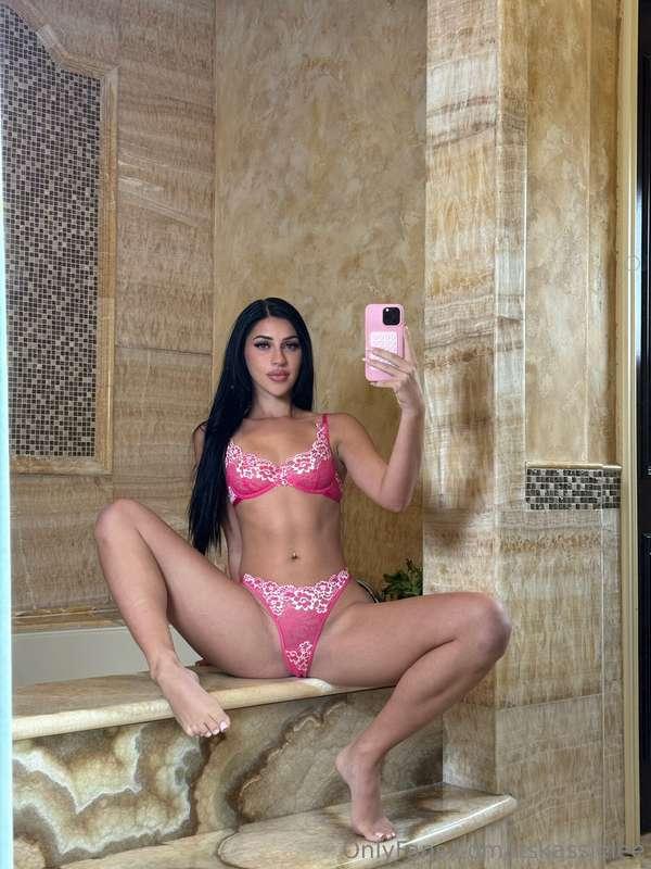 This mouth’s ready for a thick dinner 👄🍆 Inbox open. You cum..