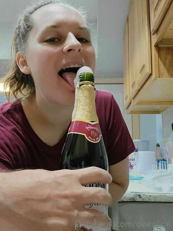 Sparkling Grape juice to celebrate our Sunday. 😋@camper_coup..
