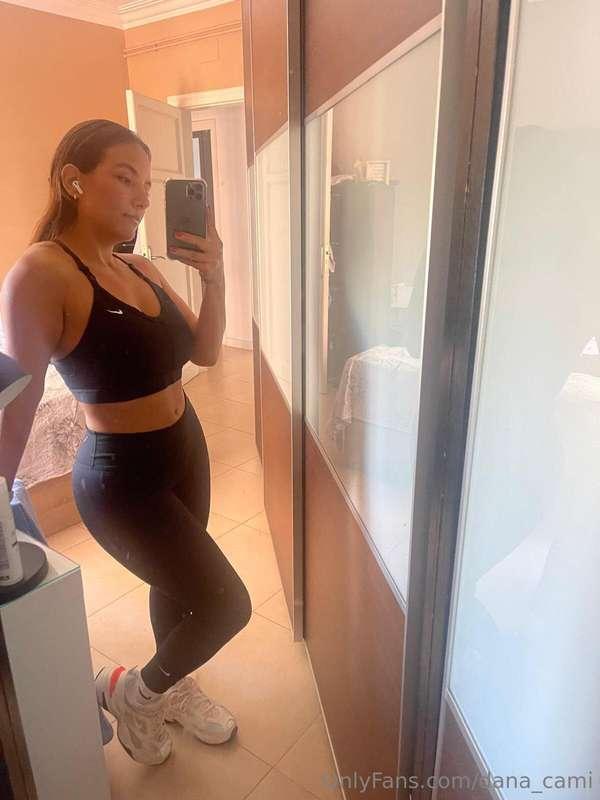 recien llego toda sudada del gym quien me ducha????🔥🔥🔥🔥