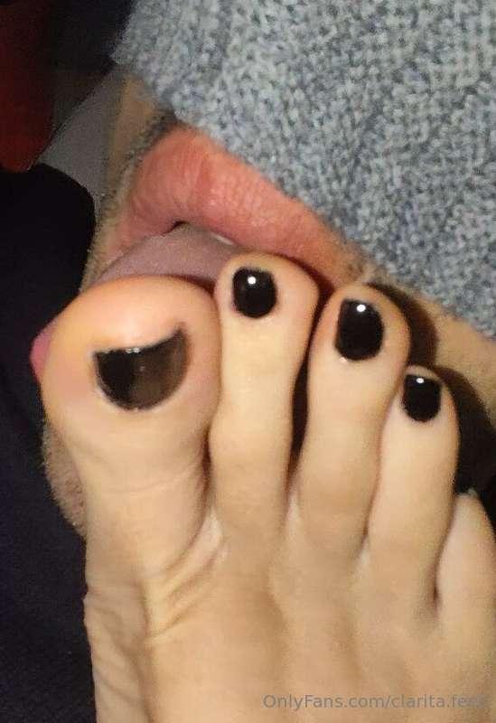 Want to see Charles enjoy my toes? 👅👣Unlock these 5 minutes ..