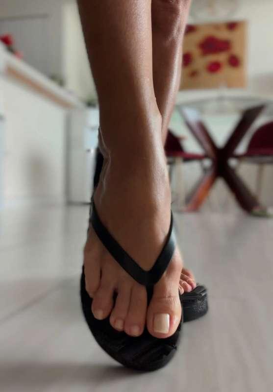 4 min video for my sexy feet lovers🥰 your fave look in flip ..