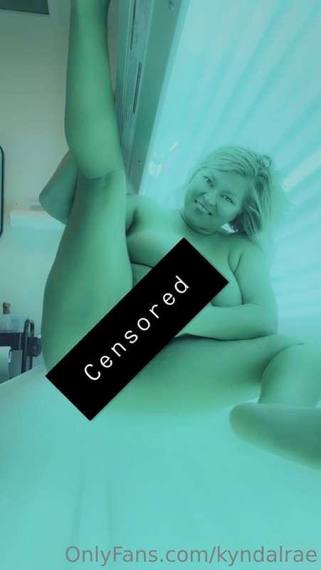 Little kitty play time in the tanning bed today😝🥵