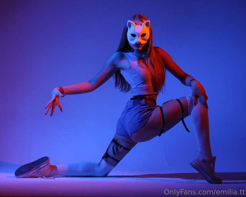 Embracing my inner cat with this sleek look and those mesmer..