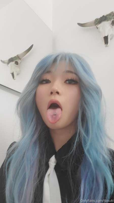 Who wants to cum on my face? ;3