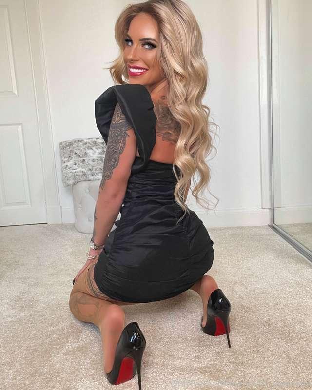 Do you like my little black dress?? 💋