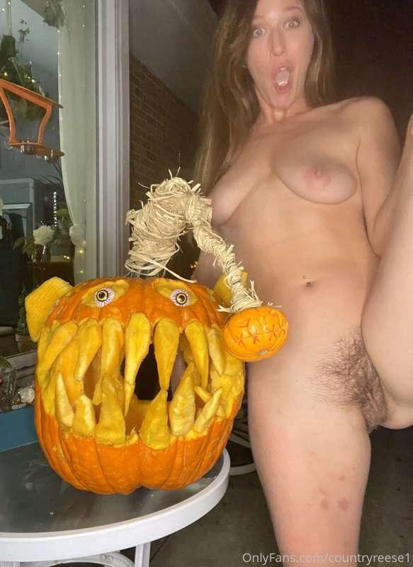 Holy shit!!! I have some pumpkin carving skills ! 😝🎃👌🏼   It’..