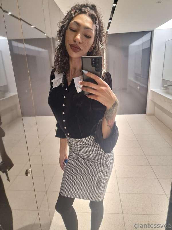Office selfie ft. Sneaky toilet butt pics 🤭