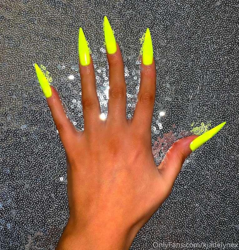 Nail fetish😈another picture of my sexy long nails💅🏽💛